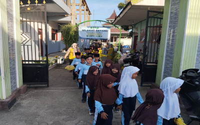 Kegiatan Bersih - Bersih dan Penanaman di MI Darul Ulum II